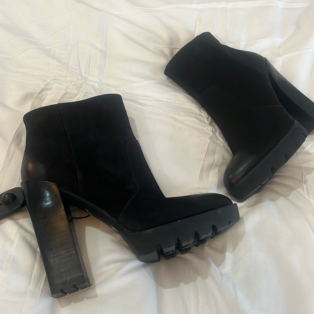 Kenneth Cole black suede platform ankle boots Sz9M